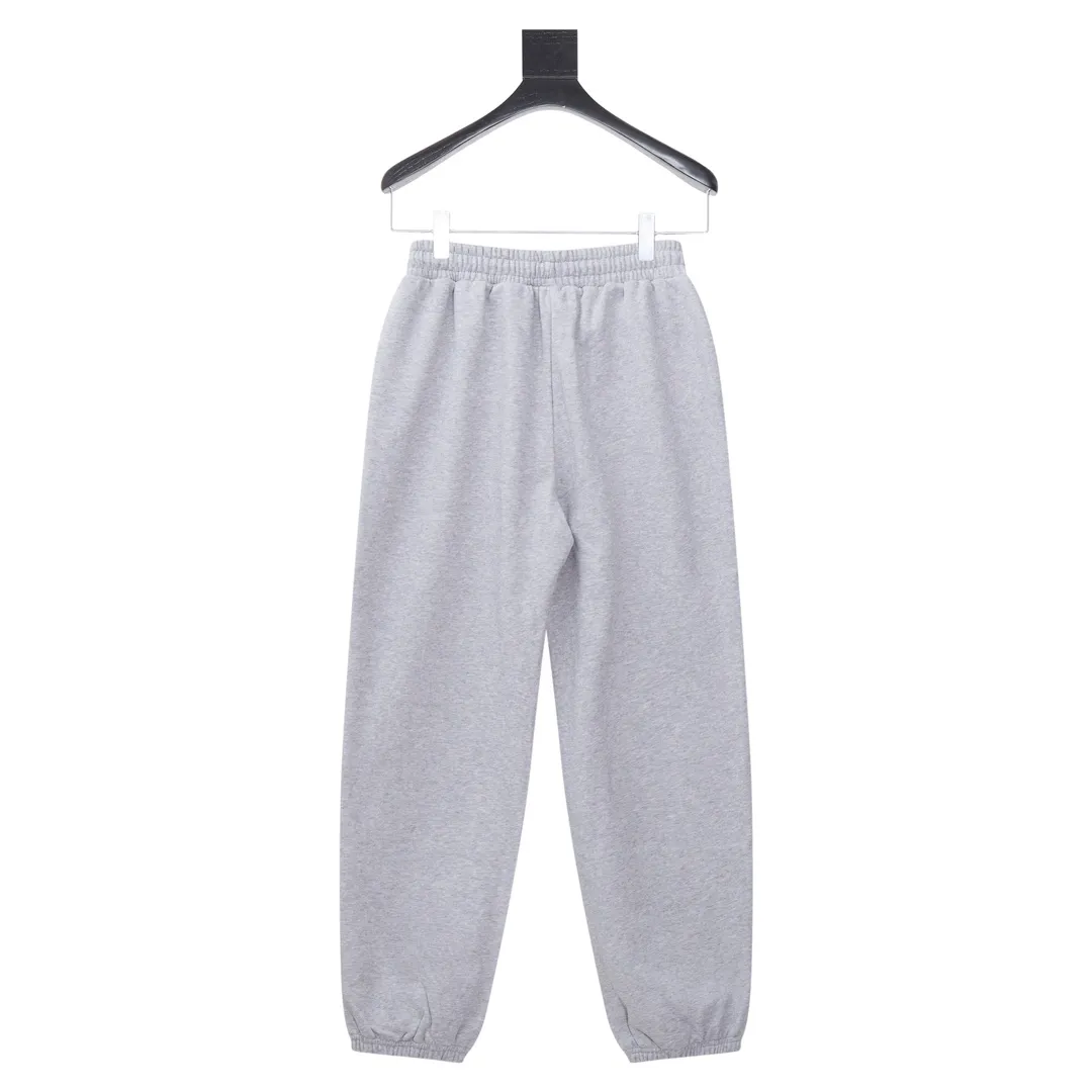 P180 model number Y560 Ralph Lauren Ralph Lauren suit sweatpants. Pure cotton with anti-static treatment. No dust, no loose hair. The elastic waist is used with a drawstring. Very friendly to the figure. The cotton is comfortable and soft. The upper body is casual and free. Regular beveled double pockets on both sides. The white brand logo on the left leg of the trouser leg collides with the black of the pants. Although it is small, it is quite recognizable. The brand adds a young and fashionable atmosphere to the original sense of luxury. It can be called a cold-proof weapon. A simple base layer is enough to withstand the severe cold and make it more fluffy and warm. Color: Gray SIZE: S-XL